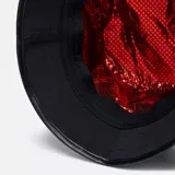 Gorro tipo bucket negro de edición especial Star Wars, inspirado en Darth Vader. Presenta una banda vertical de alto brillo con detalles reflectantes, el logo de Columbia en un parche lateral y forro térmico Omni-Heat™ Infinity.