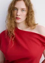 Vestido midi rojo de lino y lyocell, con diseño asimétrico de un hombro, manga corta y fruncidos laterales.