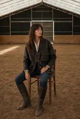 Blazer de cuero vacuno en color negro con efecto envejecido. Presenta una silueta relajada, cuello con solapas, cierre frontal con botones grandes y bolsillos utilitarios con solapa en el frente.