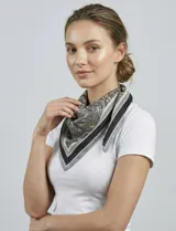 Bandana cuadrada de satén con estampado de arabescos en tonos naranja, blanco y marrón.