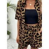 Conjunto de dos piezas compuesto por una camisa de manga corta con cuello italiano y cierre frontal de botones, y un short con cintura elástica y bolsillos laterales. Ambas prendas presentan un diseño estampado de animal print.