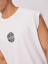 Musculosa blanca con estampado circular en el pecho con la frase "Ride the Rusty Wave".