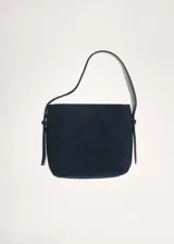 Bolso de hombro de tamaño mediano confeccionado en piel de serraje color azul marino. Cuenta con un asa corta ajustable, cierre de botón magnético y forro interior.