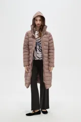 Campera larga tipo puffer de poliamida, con cuello alto, cierre frontal con cremallera y botones a presión, y bolsillos laterales con cierre.