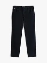 Pantalón de corte recto y estilo clásico, confeccionado en twill de algodón con un toque de elastano para mayor comodidad. Presenta el tradicional diseño de cinco bolsillos, cierre de botón con cremallera y un acabado versátil.