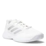 Championes de tenis Adidas Gamecourt 2.0, color blanco con detalles en gris plateado. Presentan una estructura de malla transpirable, cierre con cordones y suela de goma diseñada para ofrecer tracción y estabilidad en la cancha.