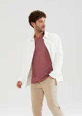 Camiseta básica de manga corta y cuello redondo, color rojo oscuro.