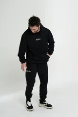 Canguro negro de algodón con capucha y bolsillo delantero tipo canguro. Estampado frontal con la palabra "SOSI" en letras blancas.