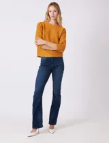 Buzo de silueta relajada confeccionado en tejido acanalado, con cuello redondo y mangas tres cuartos estilo japonés. Presenta un diseño fluido y cómodo.