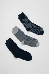 Pack de tres pares de medias de media caña. Incluye un par azul marino liso, un par gris con rayas horizontales oscuras y un par azul marino con rayas horizontales finas.
