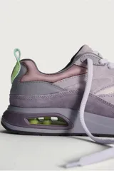 Zapatillas deportivas Hoff modelo Guell, color lila con detalles en gris, rosa y verde.