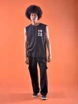 Musculosa negra con estampa frontal de los números 19 y 28 en color blanco.