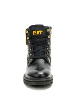 Bota de cuero negro con diseño robusto, cordones frontales y cierre lateral. Presenta detalles de tachuelas metálicas doradas, dos hebillas laterales decorativas y el logo de la marca en amarillo en la lengüeta y grabado en el talón. Cuenta con suela de goma dentada para mayor tracción.