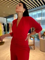 Mono largo color rojo, con escote en V, mangas 3/4 y detalle de faja fruncida en la cintura. Incluye bolsillos laterales.