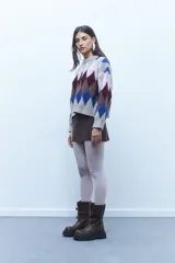 Sweater de punto grueso con diseño de rombos en tonos azul, marrón, rosa y gris.