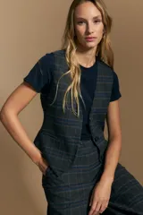Remera básica de manga corta con cuello redondo y silueta ajustada, confeccionada en una mezcla de lyocell y elastano que proporciona una textura suave, liviana y elástica.