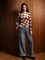 Pantalón de jean wide leg color azul medio con efecto gastado, tiro alto y costuras laterales decorativas que recorren toda la pierna. Presenta corte recto y pierna ancha con bolsillos funcionales.