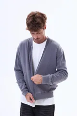 Campera de felpa con cierre frontal, cuello tipo bomber y bolsillos delanteros tipo canguro. Presenta puños y ruedo acanalados.