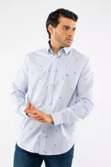 Camisa de manga larga Brooksfield con corte slim, color azul marino y estampado de pequeñas hojas y puntos. Presenta cierre frontal con botones y logo bordado en el pecho.