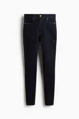 Jean de cinco bolsillos en denim oscuro, con leve elasticidad. Corte ajustado de tiro alto, ceñido desde la cintura hasta las piernas extraajustadas.