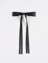 Broche para el pelo con forma de moño negro de tela con lazos largos.