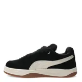 Championes urbanos Puma Park Luna SD, color beige arena, confeccionados en gamuza con detalles en cuero sintético blanco y suela de goma color caramelo.