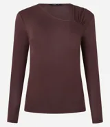 Blusa de manga larga color marrón chocolate, confeccionada en punto de viscosa con escote asimétrico y fruncido en el hombro.