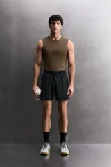 Musculosa deportiva de Zara Athleticz, confeccionada en tejido técnico elástico y transpirable. Presenta cuello redondo, diseño sin mangas y costuras planas termoselladas para mayor confort. Incluye detalle de logo en el dobladillo inferior.