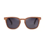 Lentes de sol Indie modelo Palo Alto, con marco de madera color nogal y lentes polarizados grises.