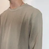 Buzo negro de micropanal con cuello redondo y mangas largas.