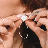 Aros colgantes de plata 925 con forma irregular.