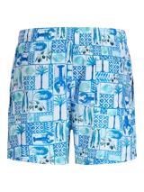Short de baño de corte regular, color blanco con estampado en tonos azules de inspiración marina con langostas, peces y palmeras. Cuenta con cintura elástica con cordón ajustable.