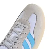 Championes Adidas Barreda Decode de caña baja, color blanco con detalles en celeste, gris y naranja.