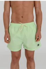 Short de baño celeste con cordón ajustable en la cintura.