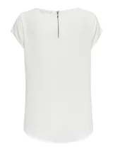 Blusa de corte holgado con cuello redondo y cierre frontal corto. Presenta mangas cortas tipo casquillo y un diseño con dobladillo curvo más largo en la parte posterior.