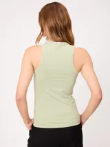 Musculosa de algodón peinado azul, confeccionada en punto sencillo con cuello redondo y diseño ajustado.