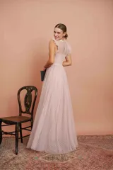 Vestido largo de tul plumetí en color rosa suave, con detalles de encaje bordado en el torso y volados en los hombros.