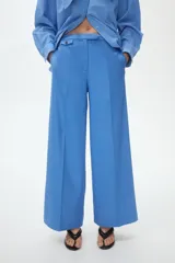 Pantalón sastrero de tiro alto con corte recto, pretina con cierre de botón y corchete oculto, bolsillo monedero con solapa y pliegues frontales.