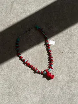 Collar hecho a mano con cuentas de coral rojo y turquesas, con cadena plateada ajustable.