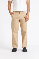 Pantalón carpintero de corte recto color beige, con bolsillos laterales y presillas para cinto.