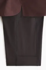 Short deportivo de doble capa en tejido funcional con tecnología DryMove para absorción de sudor. Presenta corte estándar, cintura elástica con cordón ajustable, bolsillos laterales y aberturas en el bajo. Incluye una capa interior tipo biker con bolsillo y bucle trasero para accesorios.