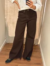 Pantalon de corte ancho y holgado, confeccionado en una mezcla de algodón, viscosa y lino. Presenta un diseño fluido con pinzas debajo de la rodilla, pespuntes en contraste y bordado de monograma en el bolsillo delantero.