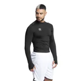 Remera térmica de manga larga Umbro, color negro, con ajuste al cuerpo, cuello redondo y aberturas para los pulgares en los puños.