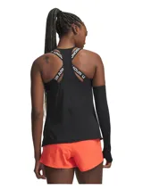 Musculosa deportiva Under Armour Vanish Racerback de color negro, con diseño de espalda deportiva y tirantes elásticos con la inscripción de la marca. Confeccionada en tejido transpirable, ligero y elástico con aberturas laterales en el bajo.