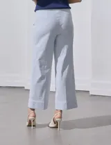 Pantalón wide leg con estampado de rayas verticales celestes y blancas, pretina con botón, bolsillos simulados en la parte delantera y ruedo con dobladillo.