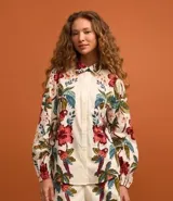 Camisa de manga larga confeccionada en algodón cambraia texturizado con estampa floral.