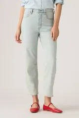Jeans Levi's modelo Ribcage Straight Ankle, color celeste claro, de tiro ultra alto y corte recto al tobillo, confeccionados en denim con diseño clásico de cinco bolsillos.