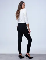 Jegging azul con pretina elastizada, bolsillos delanteros simulados y bolsillos traseros aplicados.