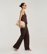 Pantalón sastrero de corte recto, confeccionado en crepé con diseño de rayas verticales. Presenta un estilo clásico y elegante con una caída fluida.