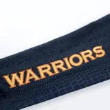 Canguro azul marino con textura de piel de serpiente y logo de los Golden State Warriors estampado en el pecho.